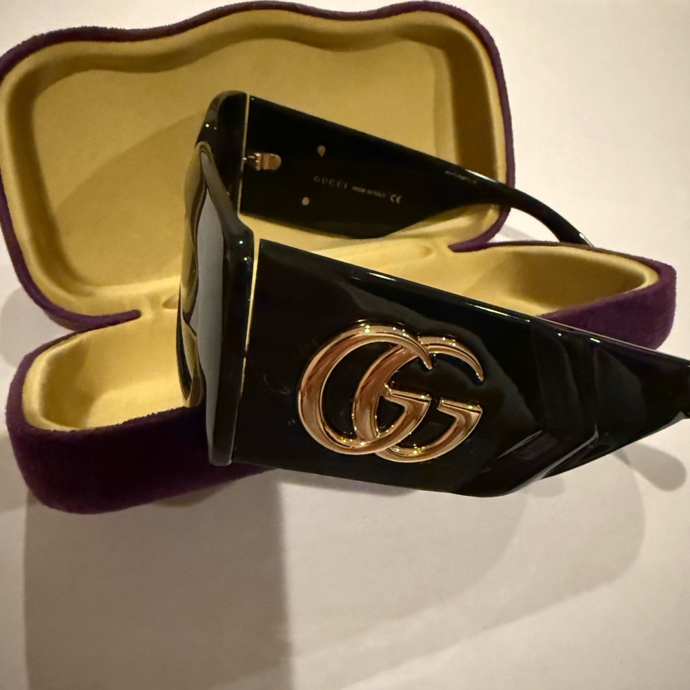 Gucci Black Sunglasses with Gucci Purple/Green Velvet Case